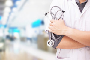Akutmedizin - Arzt Mit Stetoskop Mit Bokeh Hintergrund