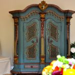 Suite Bayern - Alter Schrank mit Wappen