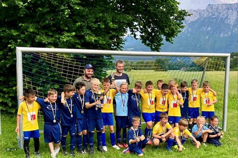 Strahlende Gesichter beim FV Oberaudorf, die Sieger des 1. Trissl-Cup am 08.06.2024. Sieger-Teamfoto U10-Fusßballmannschaft des FV Oberaudorf
