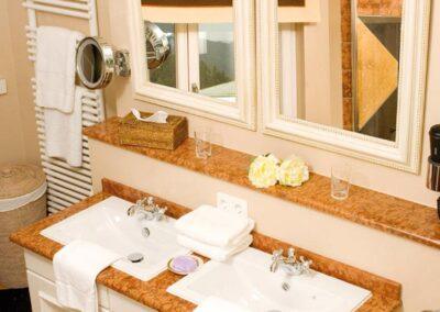 Badezimmer mit Waschbecken in der Senator Rösner Suite